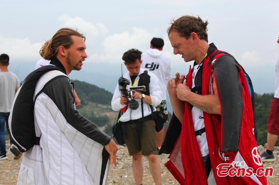 'Wings for Love' flying challenge at Three Gorges