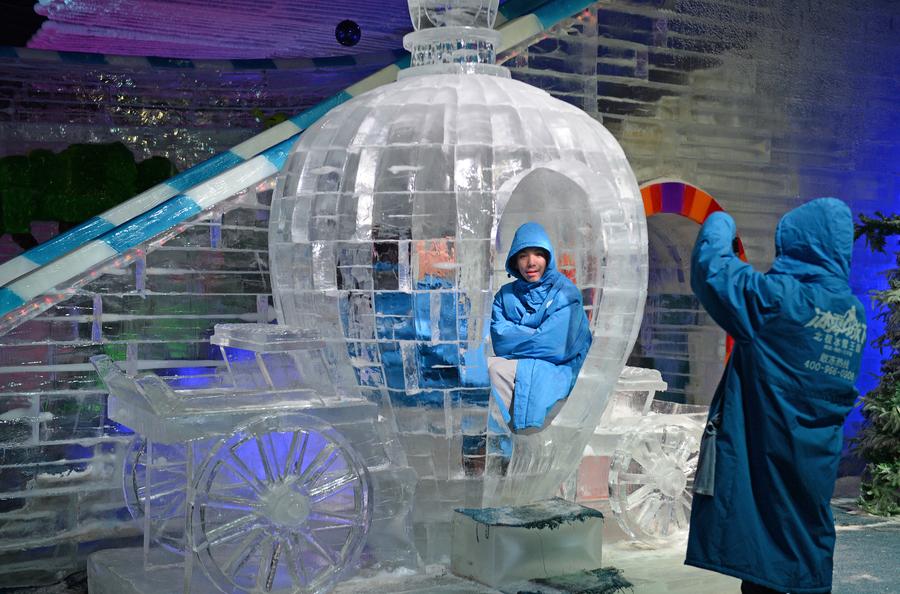 Tourists enjoy cool at ice paradise in Nanchang