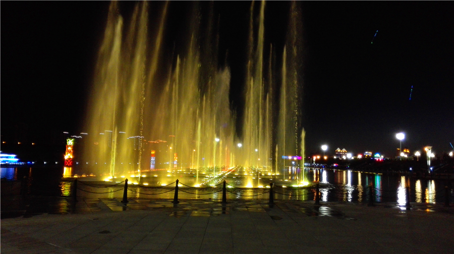 Night view of Inner Mongolia's Wulanmulun Lake