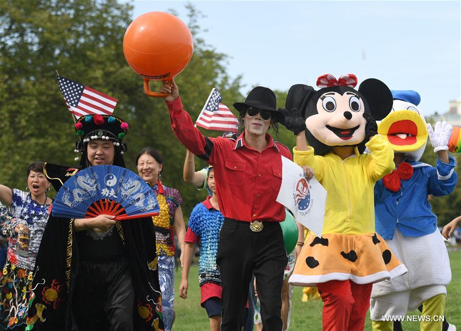 Massive flash mob held to mark China-US Tourism Year