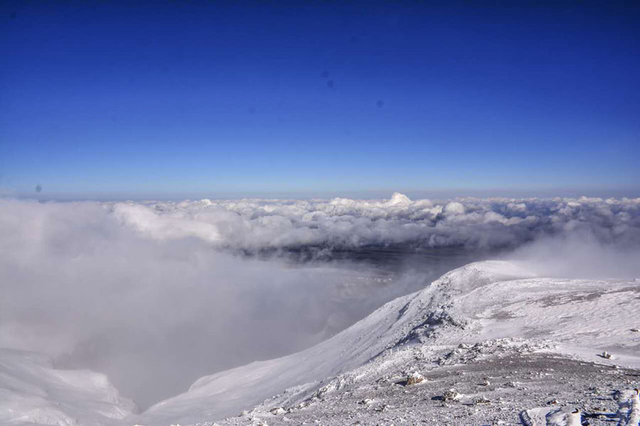 Tianchi Lake manifests cool beauty after first snowfall