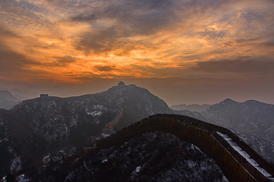 Wondrous winter sunrise and sunset at Jinshanling Great Wall