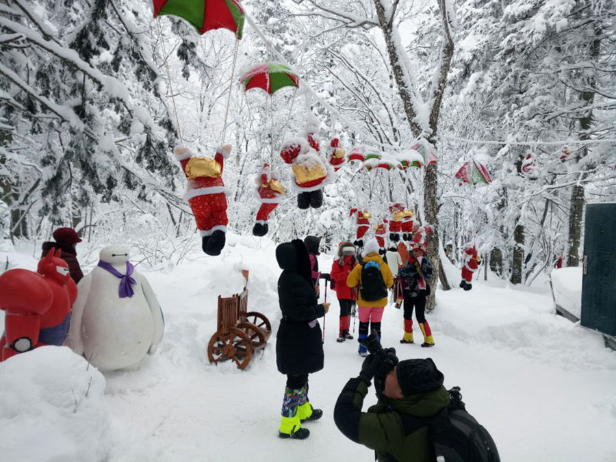 Icy lakeside charm attracts visitors in Jilin province