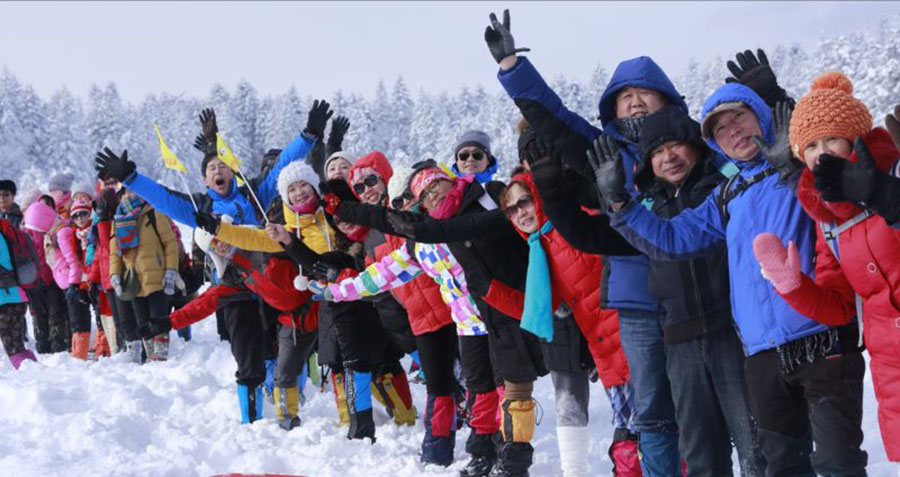 Icy lakeside charm attracts visitors in Jilin province