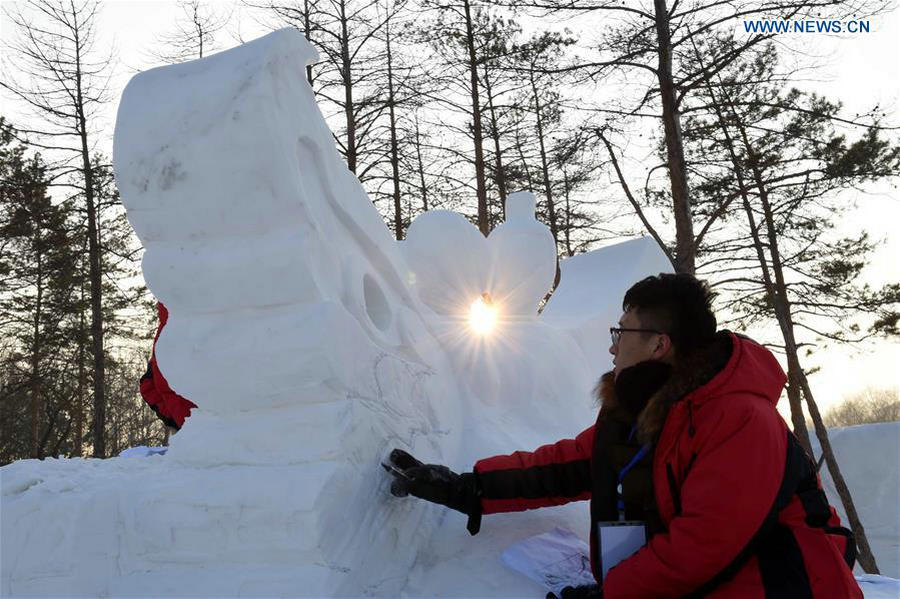 Snow sculpture competition held in Heilongjiang