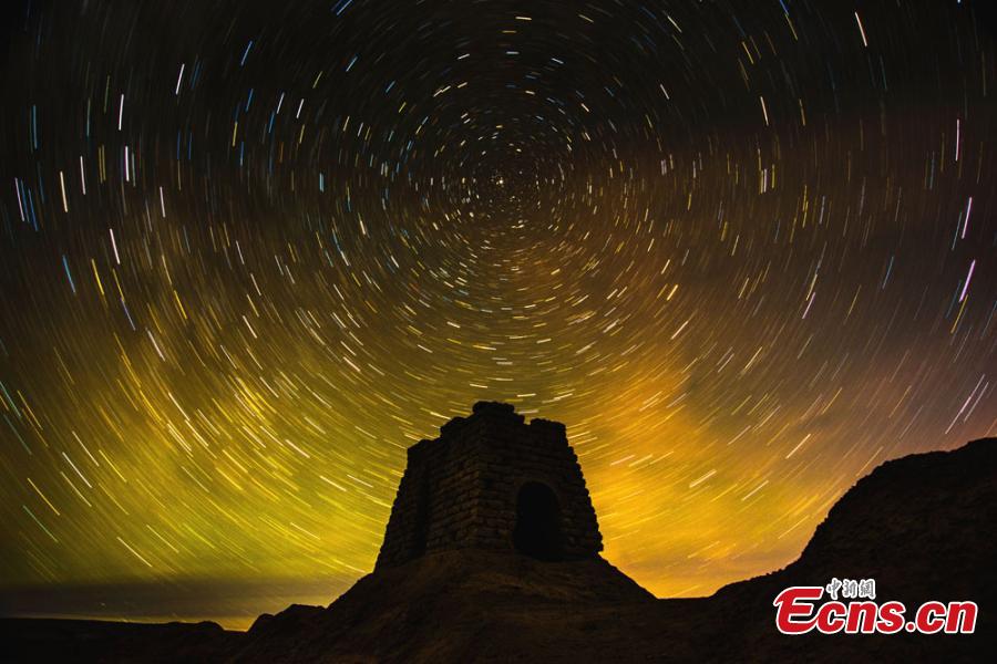 Starry sky creates fairyland in desert area of Dunhuang