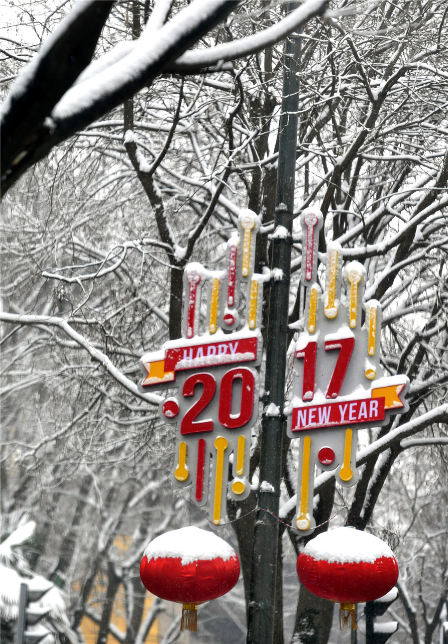 People enjoy snow scenery of ancient city Xi'an