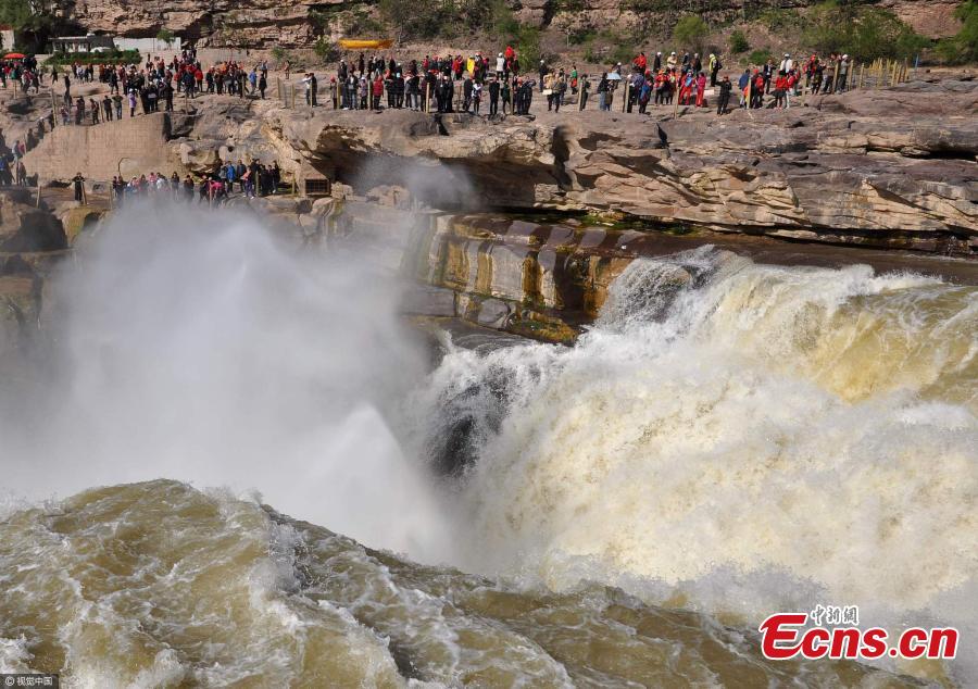 Surge in tourists to Hukou Waterfall