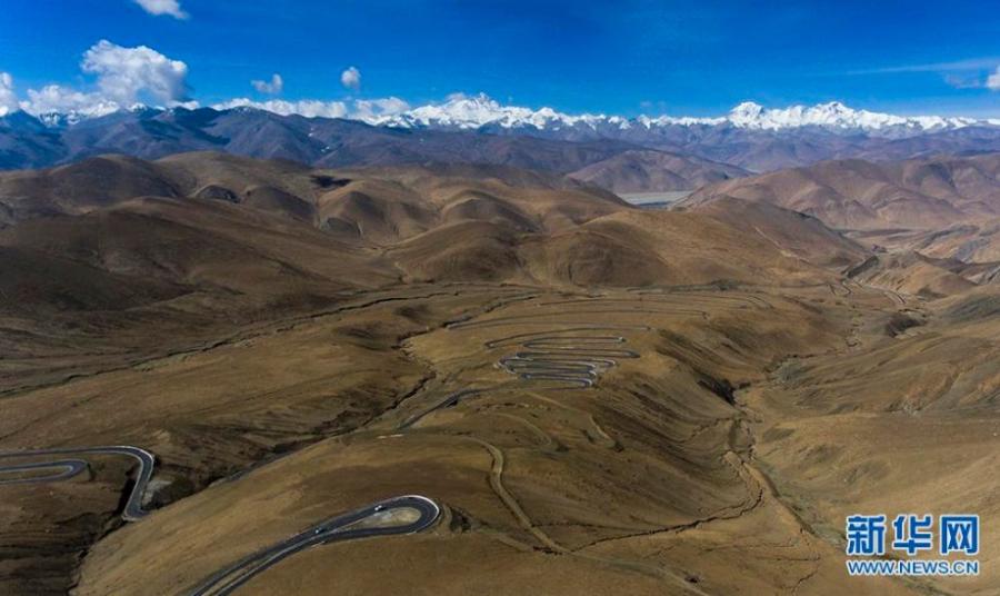 Views of charming Mount Qomolangma