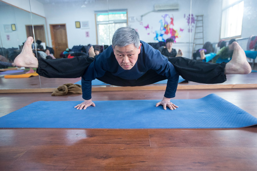 72-year-old teaches yoga for free in Hangzhou