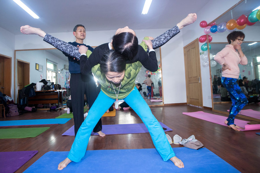 72-year-old teaches yoga for free in Hangzhou