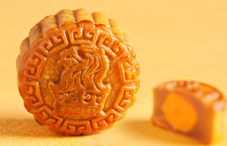 Making Cantonese mooncakes