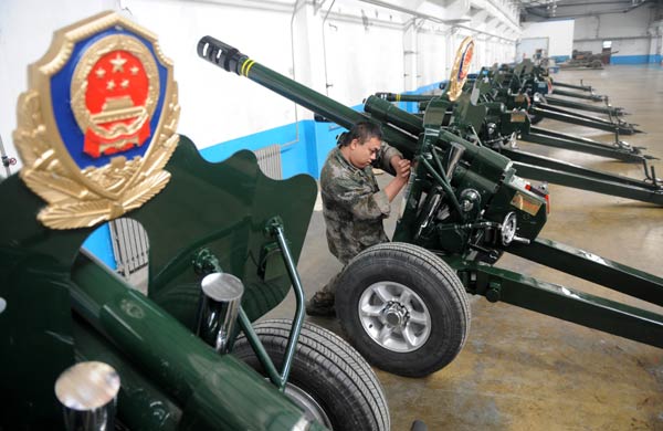 Cannons rolling in for parade to mark victory