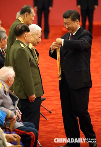 President Xi awards medals to veterans