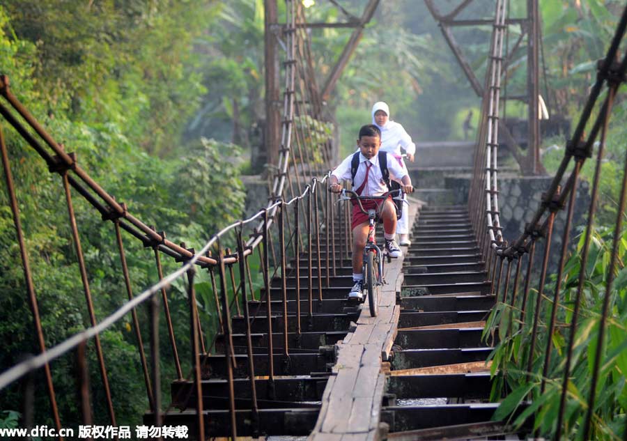 Indonesian children's risky shortcut to get to school