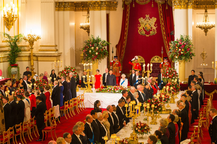 Queen hosts state banquet for Xi