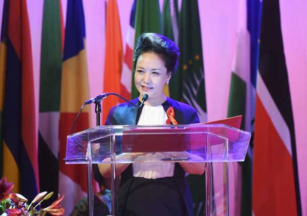 Peng Liyuan attends anti-AIDS activity in Johannesburg