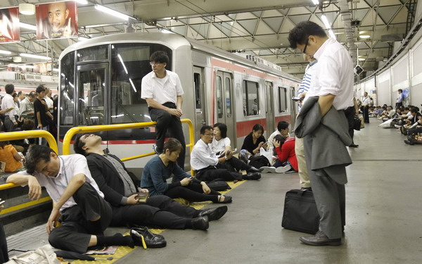 Typhoon kills 6 in Japan, nuke plant not affected