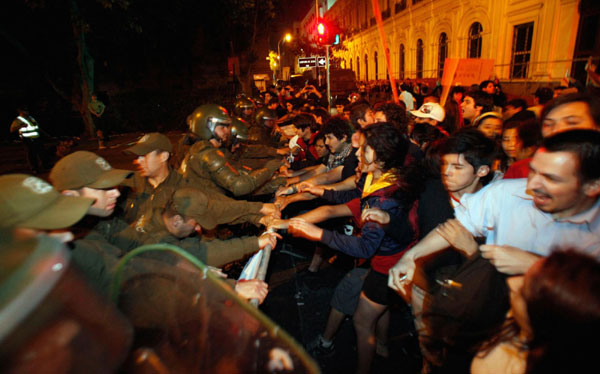 Chile students storm Senate building