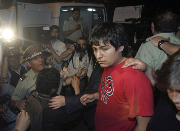 Chile students storm Senate building