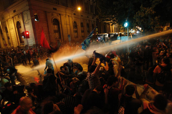 Chile students storm Senate building