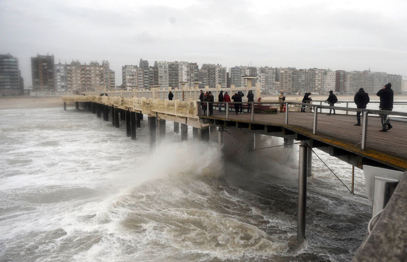 Storm Xaver wreaks havoc in Britain, head to Europe