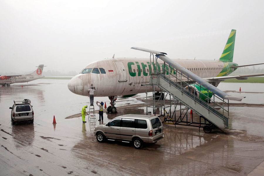 Volcano erupts in Indonesia, airports closed