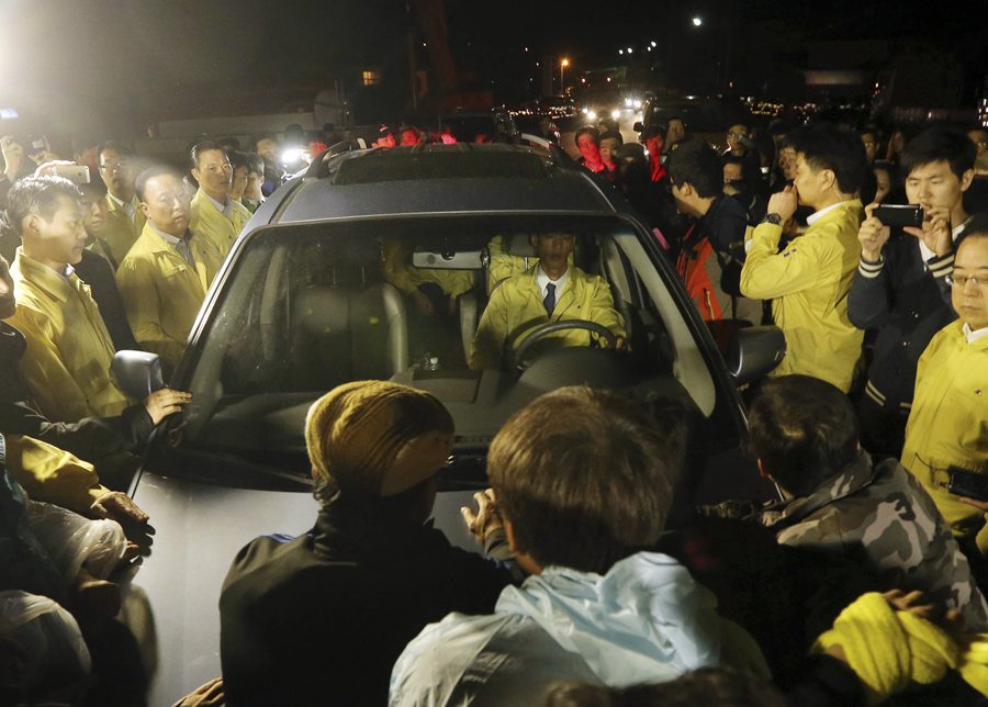 Angry relatives clash with S.Korea police