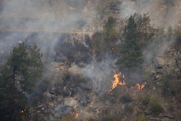 Washington state wildfire destroys 100 homes, hundreds evacuate