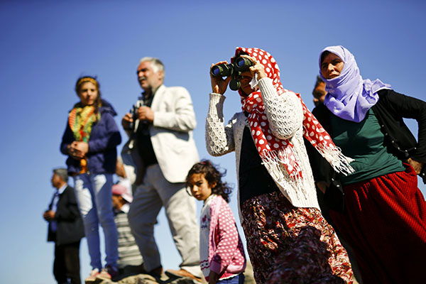 Turkey helping Kurdish fighters cross into Kobani