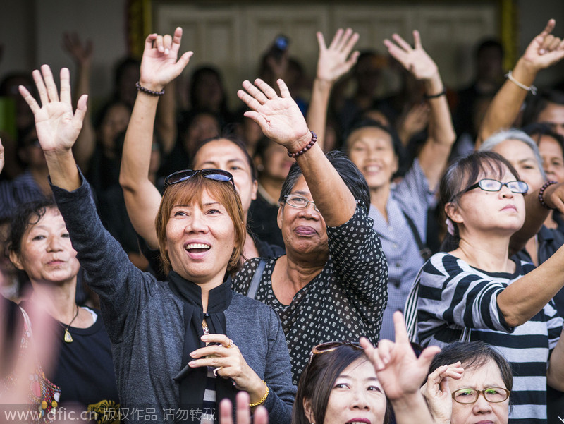 Yingluck attends Red Shirt leader's cremation