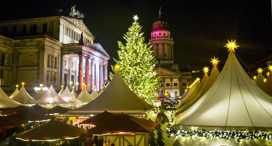 People visit Christmas market in Berlin