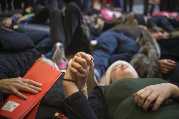 Ferguson protesters disrupt Black Friday shopping