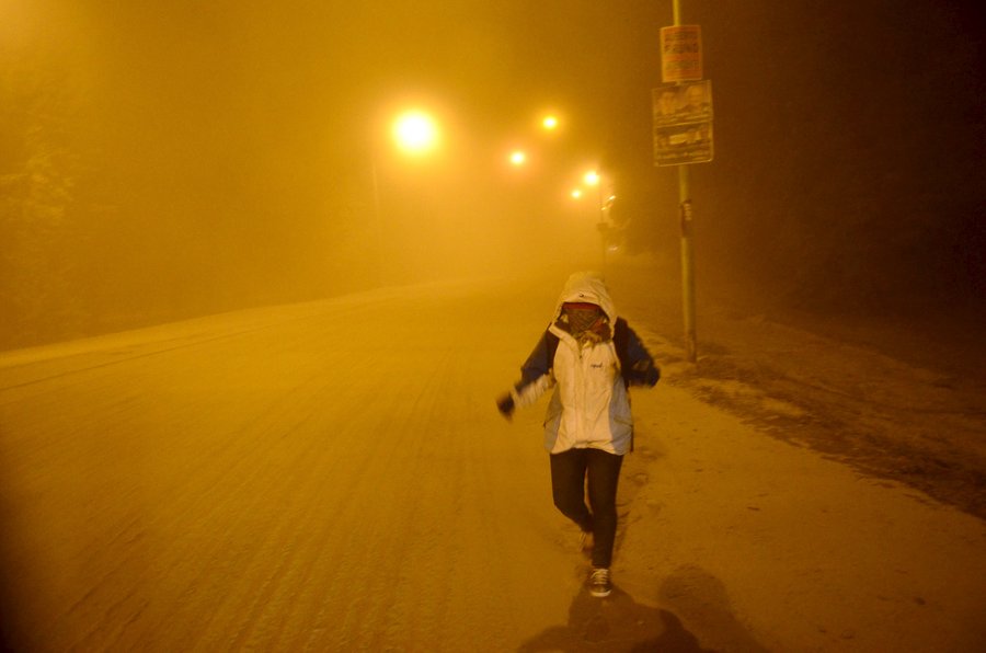 Flights cancelled as ash cloud pours from Chile volcano