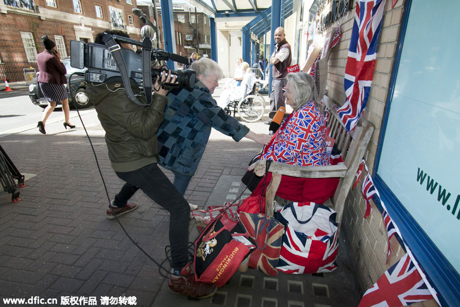 Royal couple sends refreshments to fans during long wait