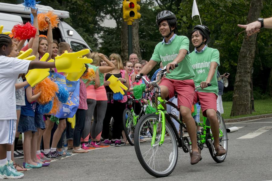 Twins on tandem bikes try to set Guinness World Record