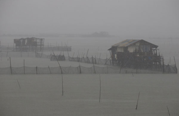 Typhoon Goni batters Philippines, kills four, displaces hundreds