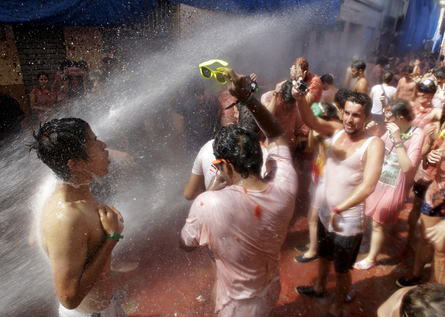 Party-goers hurl tonnes of tomatoes in Spanish festival