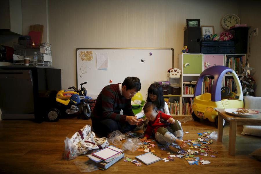 South Korean 'superdads' on paternity leave break with tradition