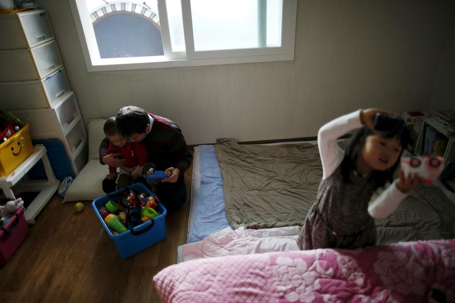 South Korean 'superdads' on paternity leave break with tradition