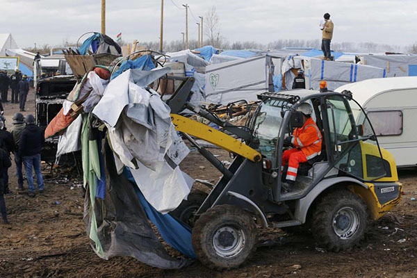 Clashes break out as France begins clearing Calais migrant camp