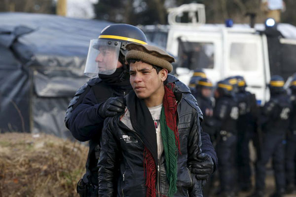 Clashes break out as France begins clearing Calais migrant camp