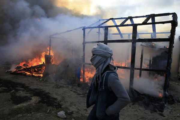 Clashes break out as France begins clearing Calais migrant camp