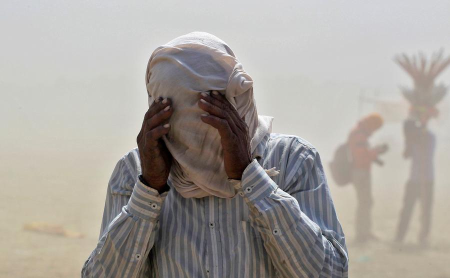 Dust storm shrouds Allahabad, India