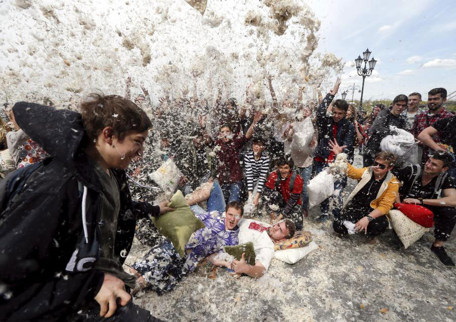 People have fun in pillow fight held in Kiev