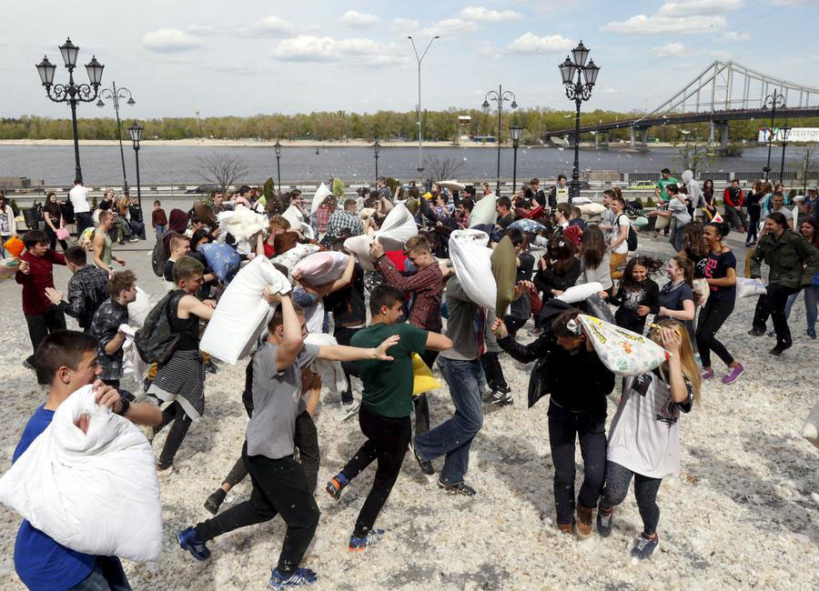 People have fun in pillow fight held in Kiev