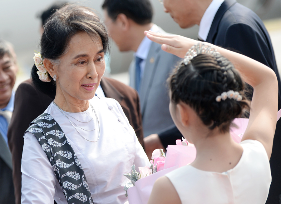 Aung San Suu Kyi arrives at Xi'an