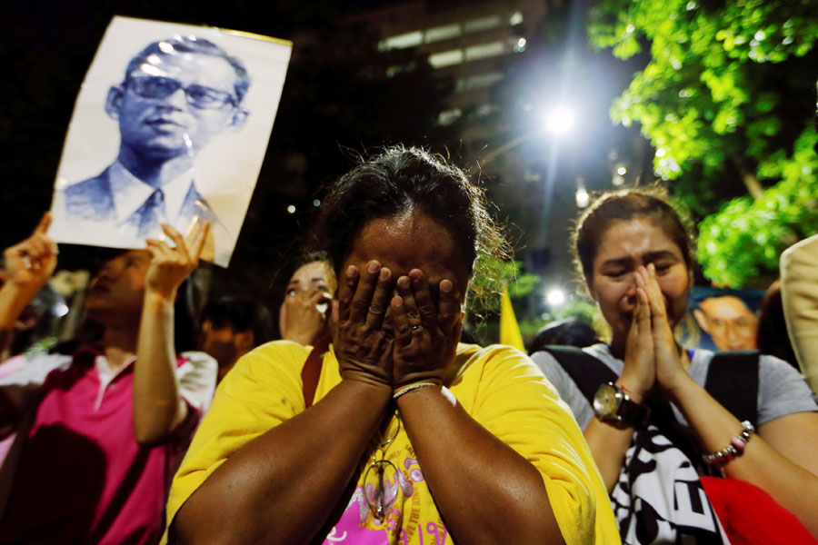 Thailand wakes to uncertainty, grief without King Bhumibol