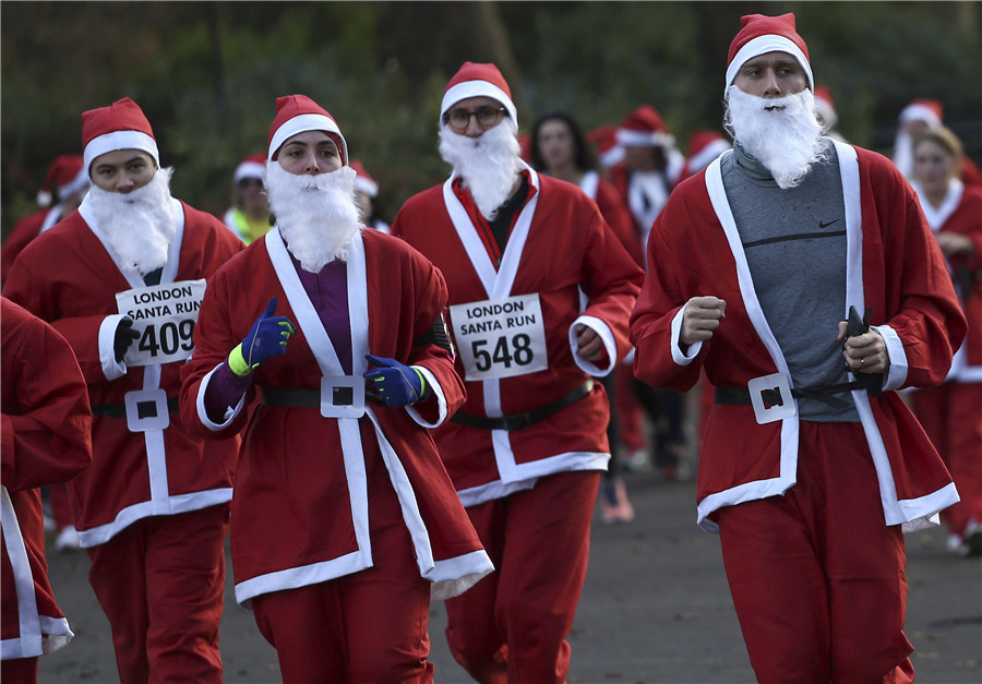 Thousands take part in Santa Run in London