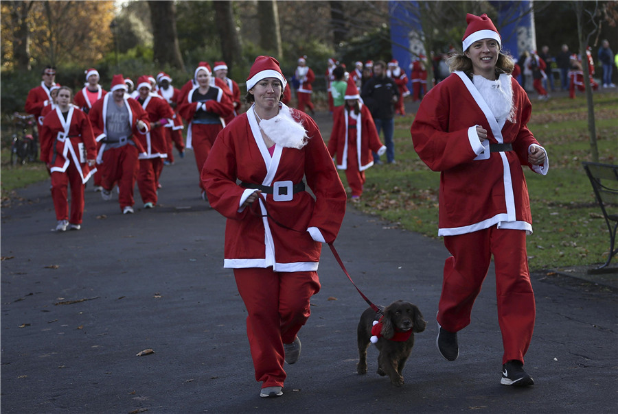 Thousands take part in Santa Run in London